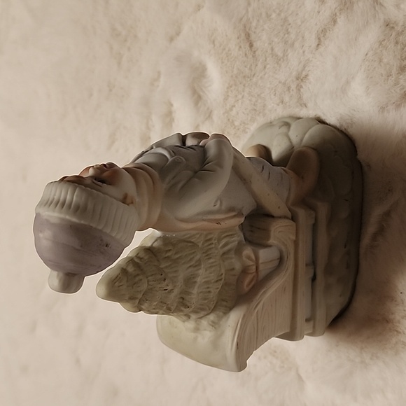 VINTAGE PORCELINE CHRISTMAS FIGURINE. - Picture 2 of 8